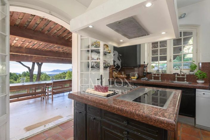 Image No.9-5 Bed House for sale