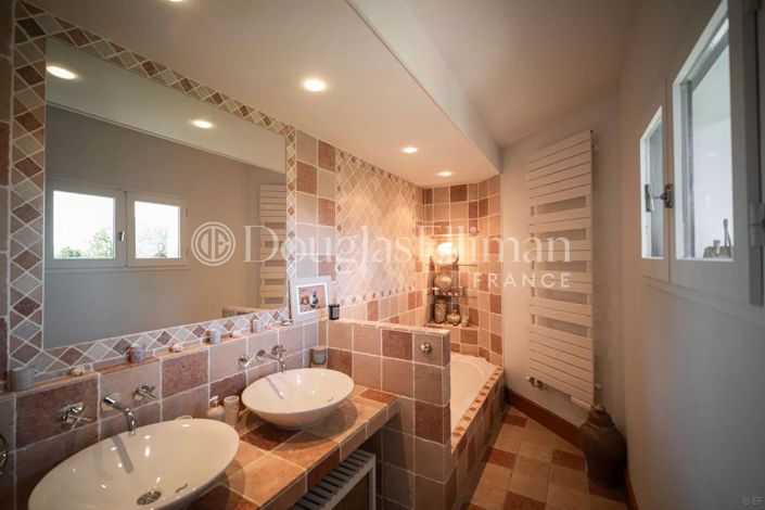 Image No.11-6 Bed House for sale