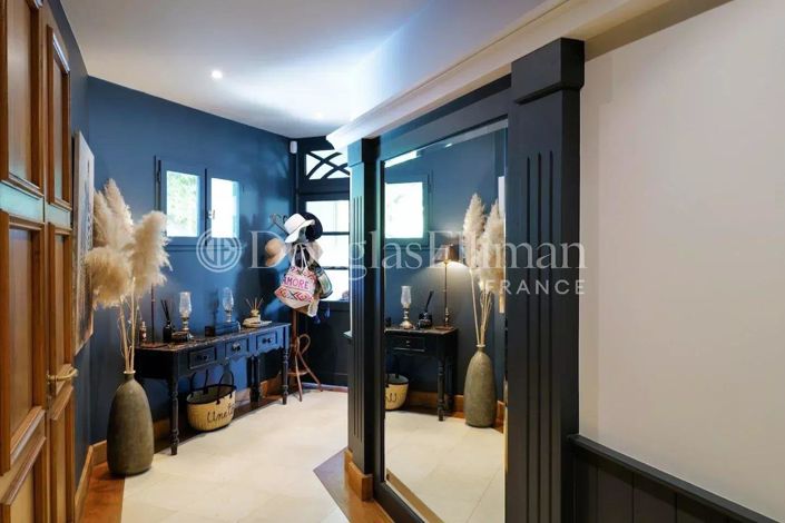 Image No.6-6 Bed House for sale