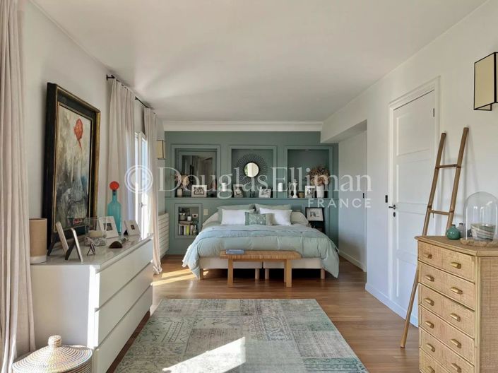 Image No.8-6 Bed House for sale