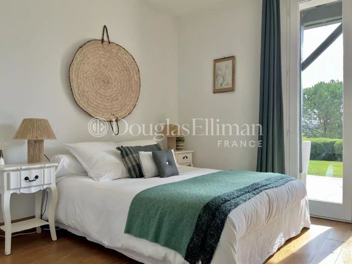 Image No.9-6 Bed House for sale