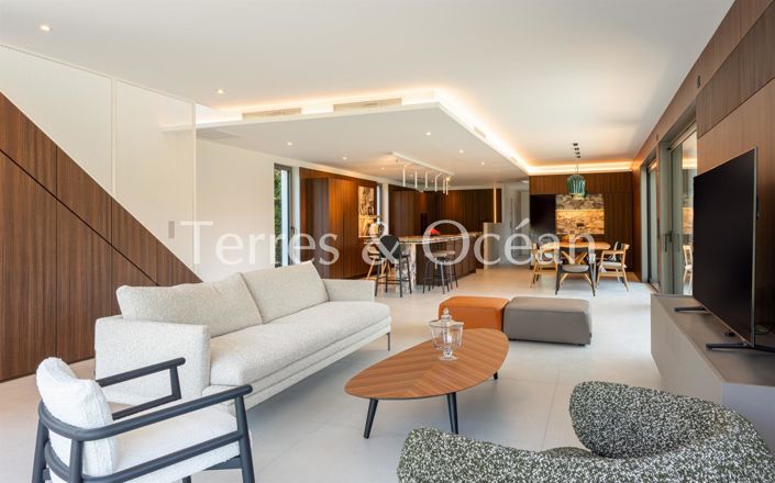 Image No.4-6 Bed House for sale