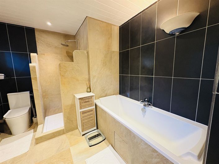 Image No.18-4 Bed House for sale