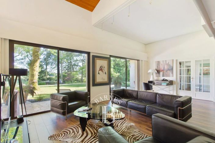 Image No.7-9 Bed House for sale