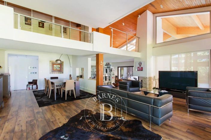 Image No.8-9 Bed House for sale