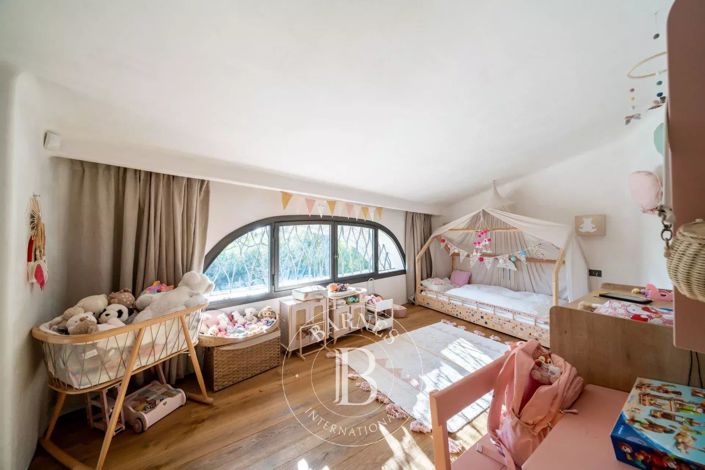 Image No.20-7 Bed House for sale