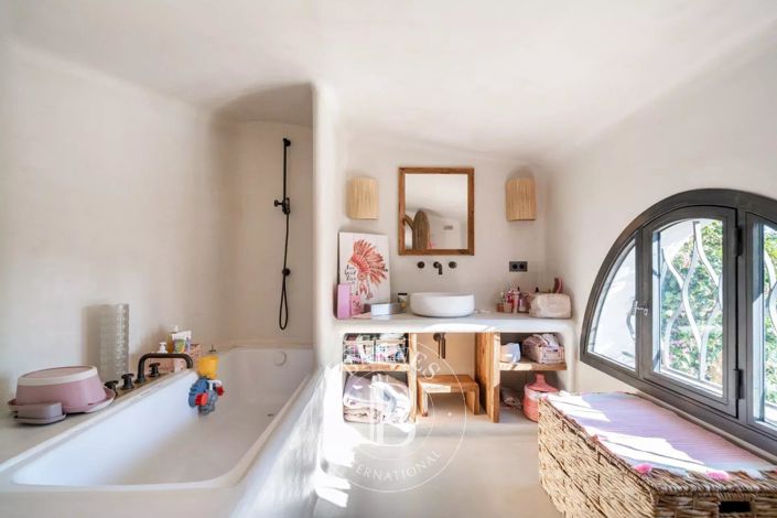 Image No.21-7 Bed House for sale