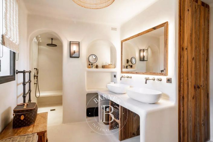 Image No.8-7 Bed House for sale