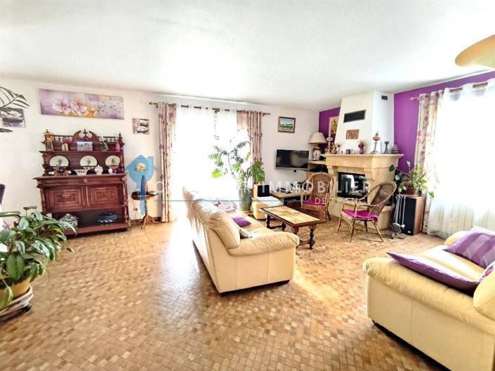 Image No.8-5 Bed House for sale