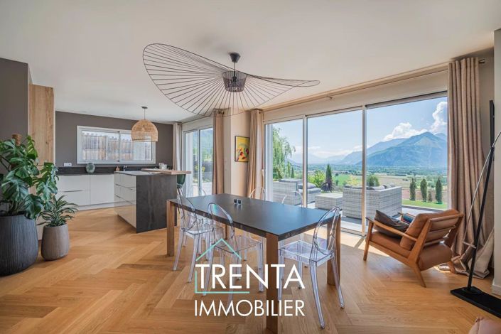 Image No.9-5 Bed House for sale