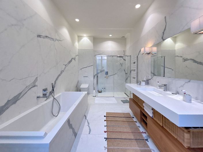 Image No.10-7 Bed Property for sale