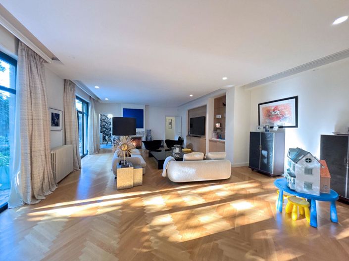 Image No.3-7 Bed Property for sale