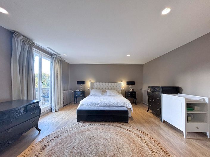 Image No.9-7 Bed Property for sale