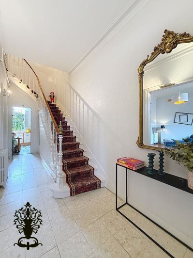 Image No.6-5 Bed House for sale