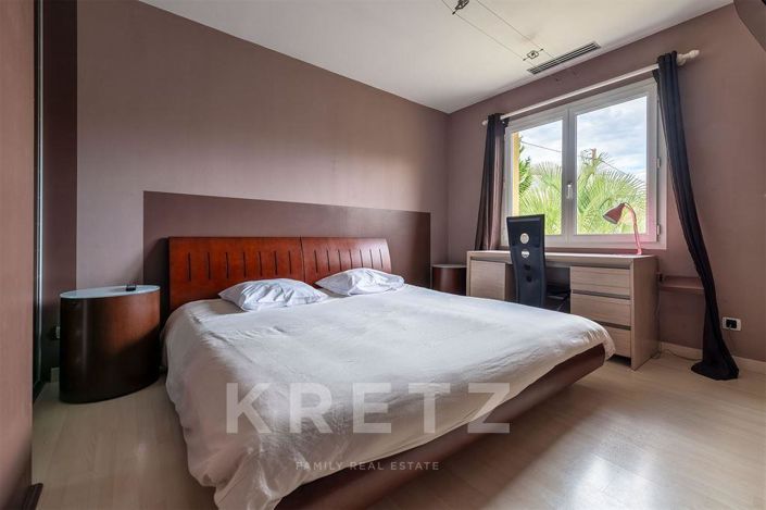 Image No.10-7 Bed Property for sale