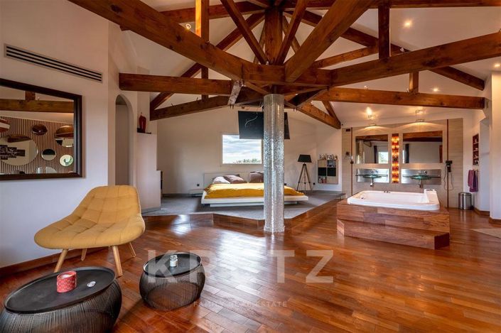 Image No.11-7 Bed Property for sale