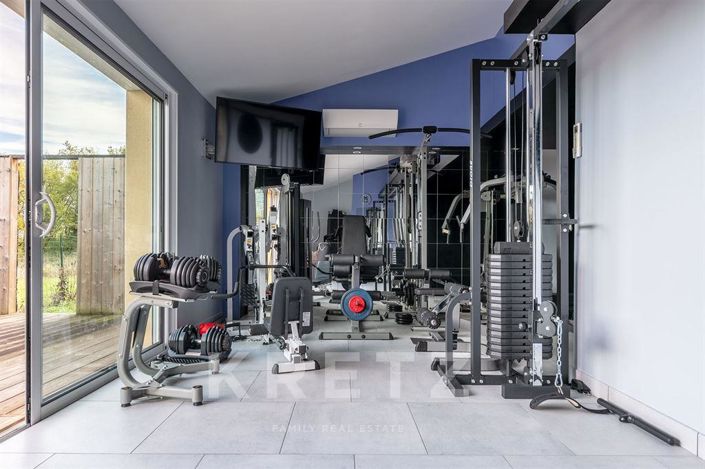 Image No.15-7 Bed Property for sale