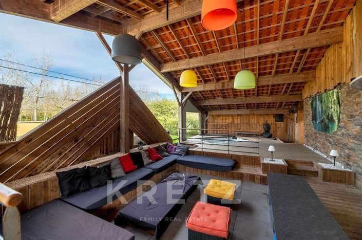 Image No.18-7 Bed Property for sale