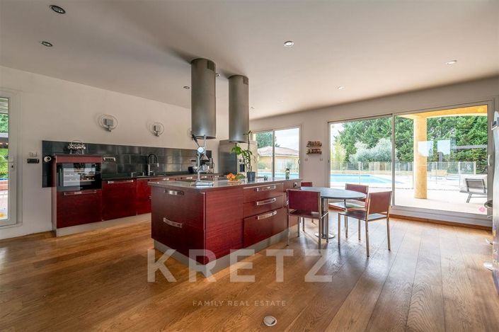 Image No.8-7 Bed Property for sale