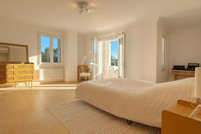 Image No.11-6 Bed House for sale