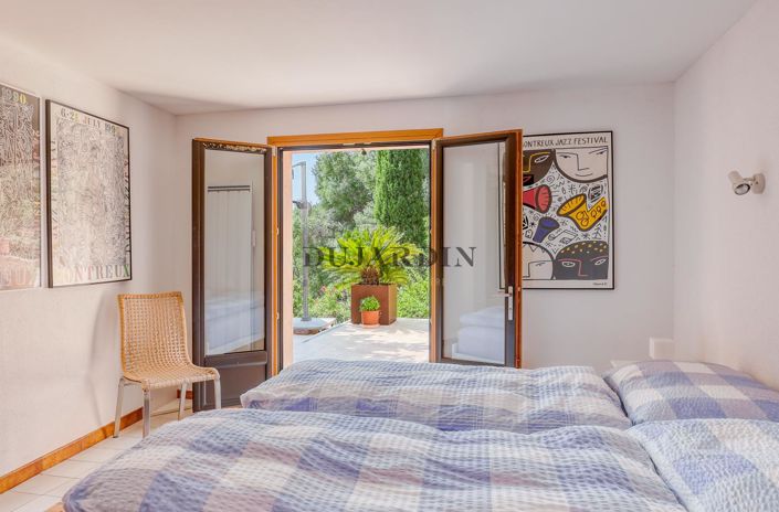 Image No.10-6 Bed House for sale