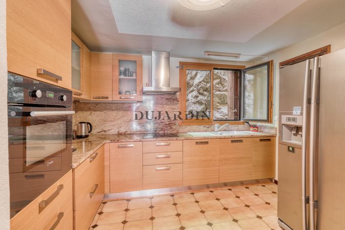 Image No.9-6 Bed House for sale