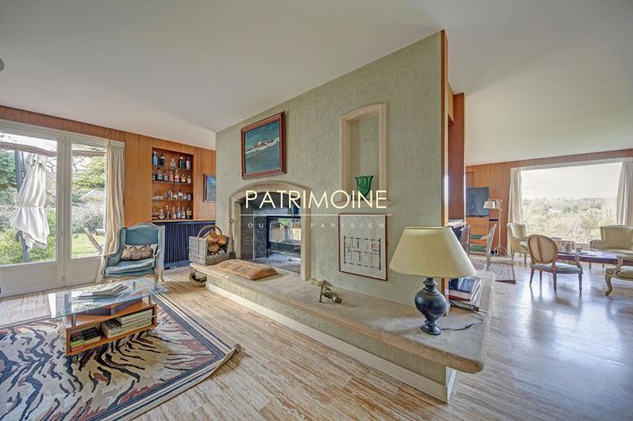 Image No.11-7 Bed Property for sale