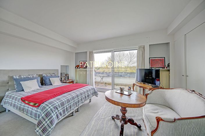 Image No.17-7 Bed Property for sale