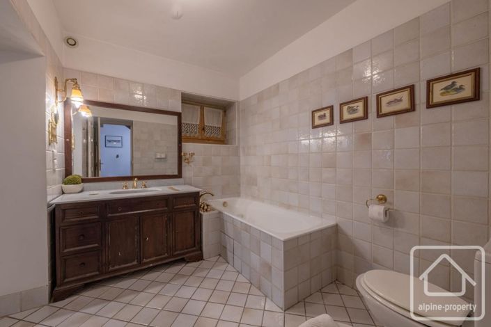 Image No.10-5 Bed Property for sale