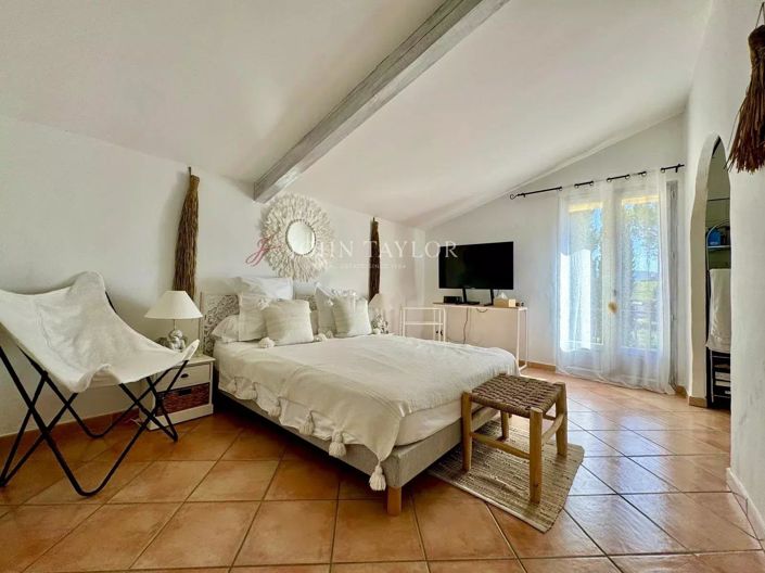 Image No.18-8 Bed House for sale