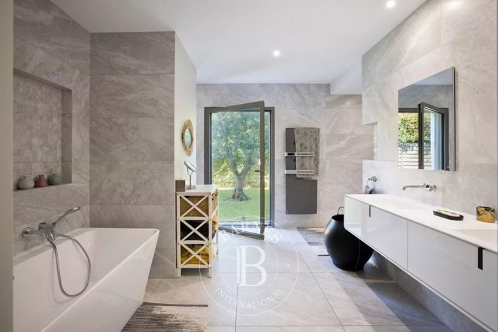 Image No.18-4 Bed House for sale