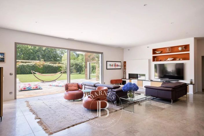 Image No.8-4 Bed House for sale