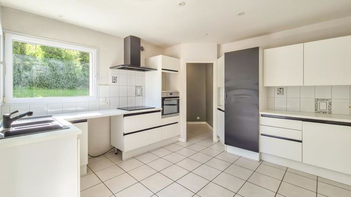 Image No.7-5 Bed House for sale