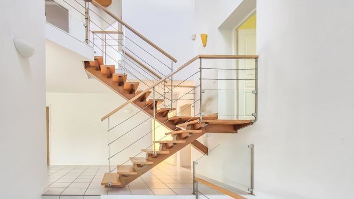 Image No.8-5 Bed House for sale