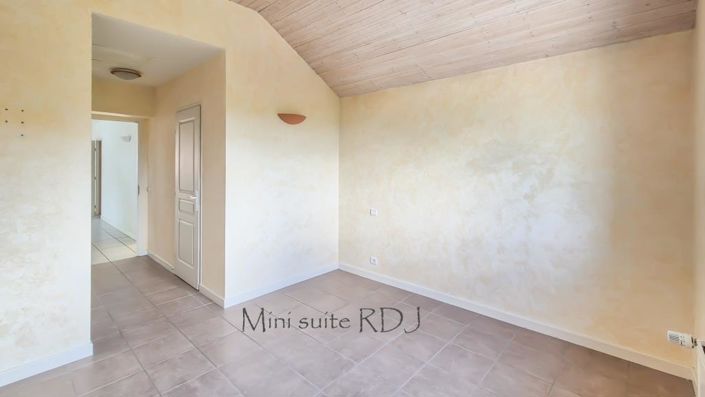 Image No.9-5 Bed House for sale