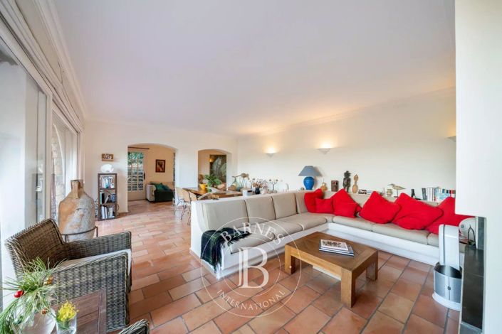 Image No.4-5 Bed House for sale