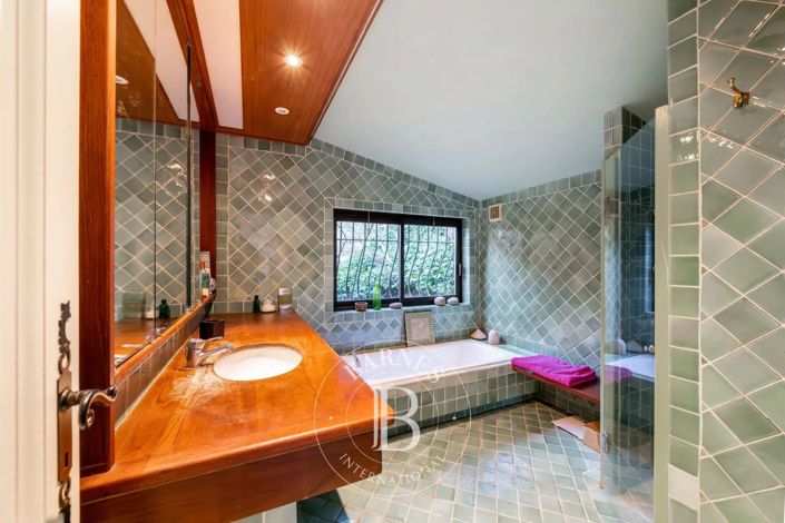 Image No.6-5 Bed House for sale