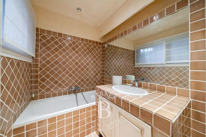 Image No.8-5 Bed House for sale