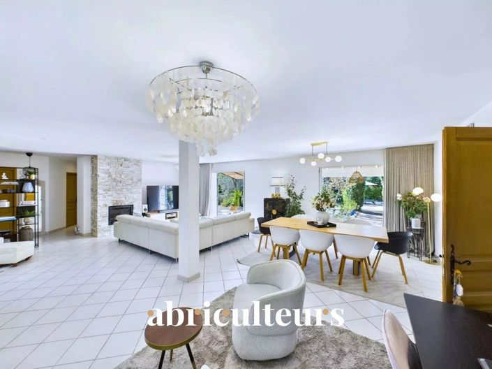 Image No.4-8 Bed House for sale