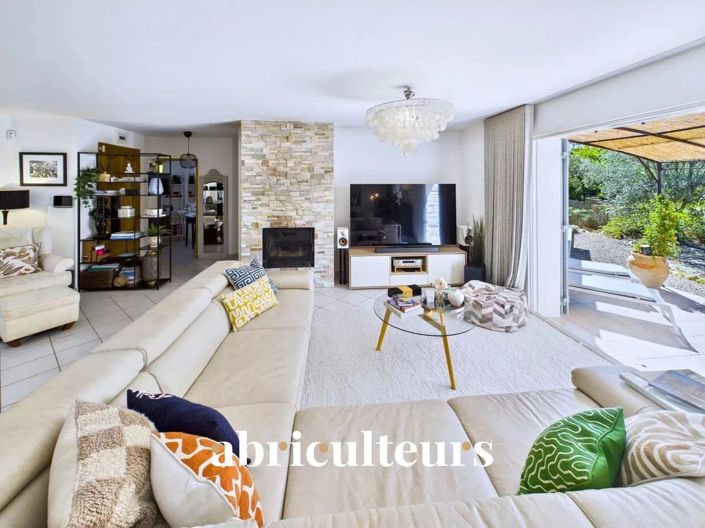 Image No.5-8 Bed House for sale