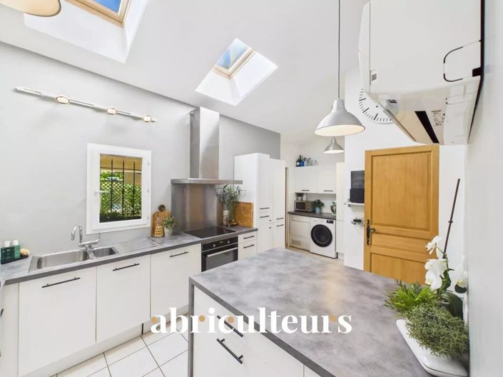 Image No.7-8 Bed House for sale