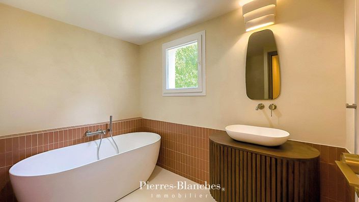 Image No.8-4 Bed House for sale