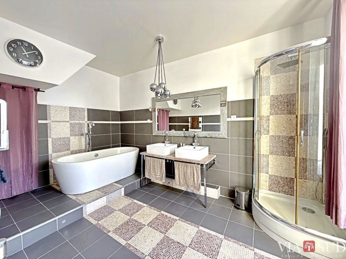 Image No.11-4 Bed Property for sale