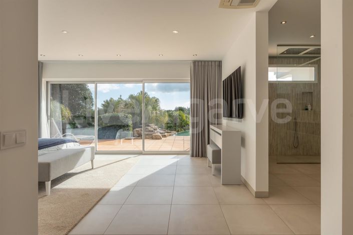 Image No.12-5 Bed House for sale