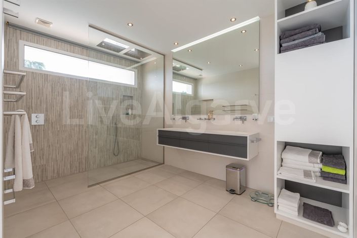 Image No.17-5 Bed House for sale