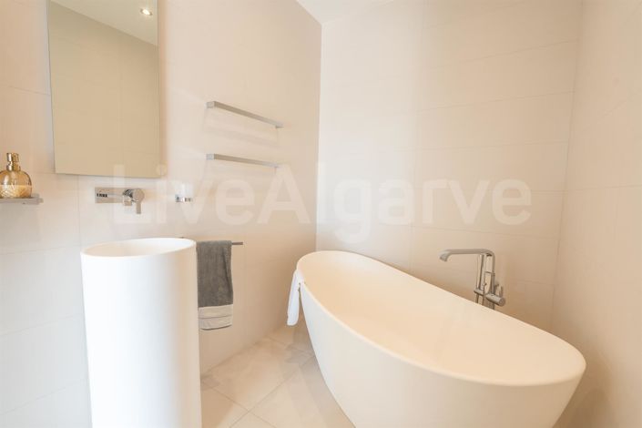 Image No.20-5 Bed House for sale