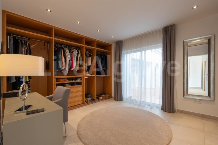 Image No.21-5 Bed House for sale