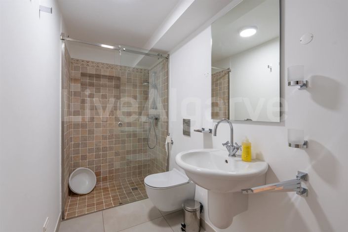 Image No.24-5 Bed House for sale