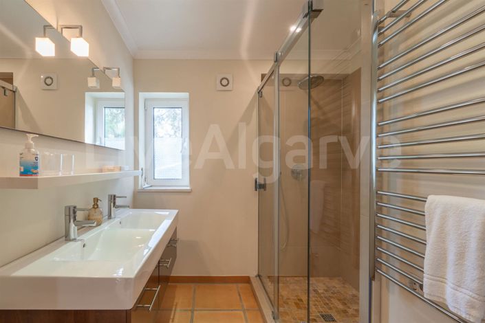 Image No.49-5 Bed House for sale