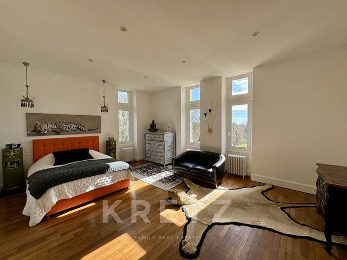 Image No.10-5 Bed Property for sale